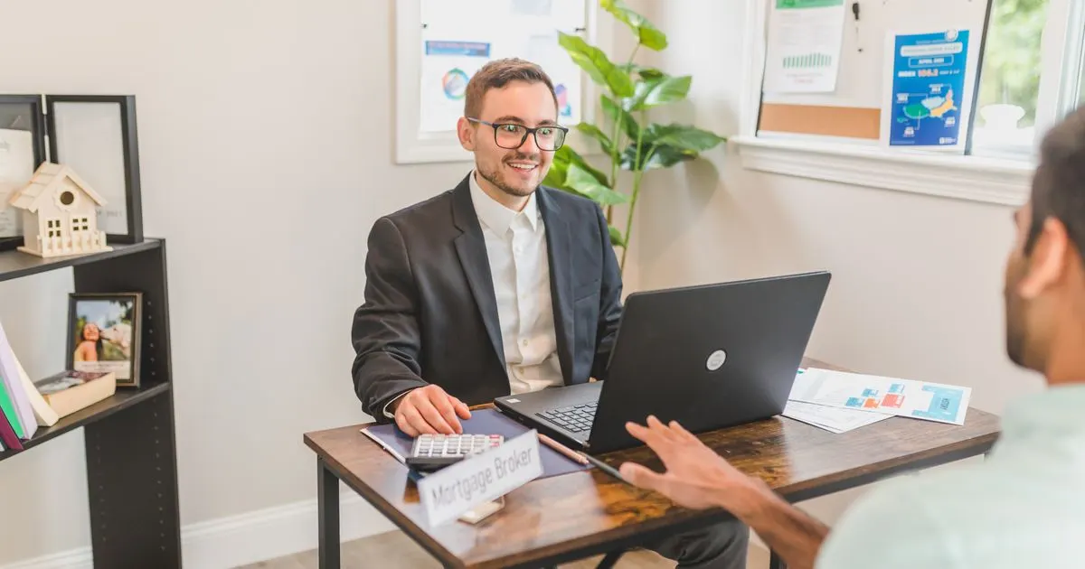 Canadian applying online for a no credit check loan on a laptop